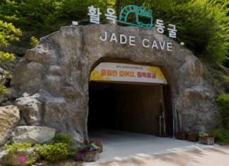 충주 활옥동굴 암반수 투명 카약 타는 11도 광산 여행 충주 활옥동굴 암반수 호수에서 투명 카약을 타는 여행객