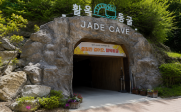 충주 활옥동굴 암반수 호수에서 투명 카약을 타는 여행객