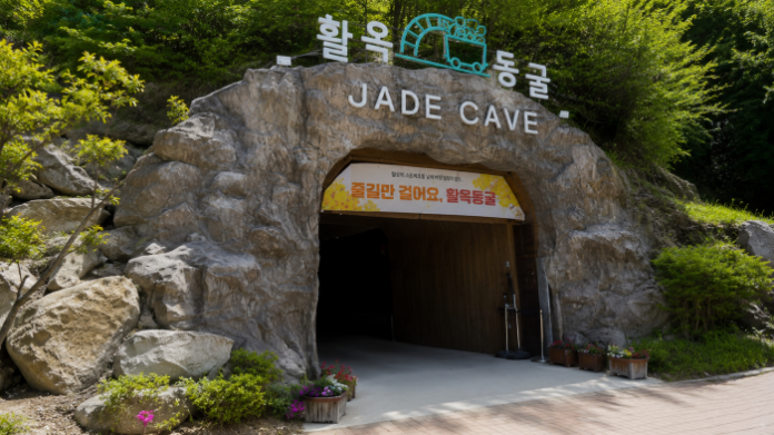 chungju-hwalok-cave-transparent-kayak 충주 활옥동굴 암반수 호수에서 투명 카약을 타는 여행객
