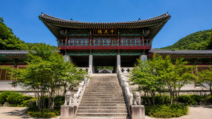 충주 석종사 천척루 정면과 중앙 돌계단
