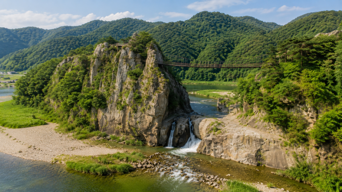 충주 수주팔봉 절벽과 출렁다리 전경