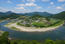 충주 수주팔봉 출렁다리, 달천 위 암봉을 건너 만나는 한반도 물돌이 비경 충주 수주팔봉 전망대에서 내려다본 달천 물돌이와 팔봉마을