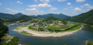 충주 수주팔봉 출렁다리, 달천 위 암봉을 건너 만나는 한반도 물돌이 비경 충주 수주팔봉 전망대에서 내려다본 달천 물돌이와 팔봉마을