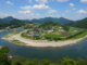 충주 수주팔봉 출렁다리, 달천 위 암봉을 건너 만나는 한반도 물돌이 비경 충주 수주팔봉 전망대에서 내려다본 달천 물돌이와 팔봉마을
