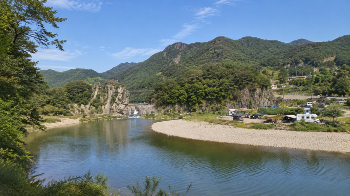 충주 수주팔봉 달천변 자갈밭과 캠핑 공간