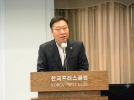 정연욱 공동 조직위원장이 한국프레스센터 내셔널프레스클럽에서 2026 부산 세계도서관정보대회 개최 목적과 혁신 사례 공유에 대해 발언하고 있다.