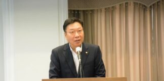 정연욱 공동 조직위원장이 한국프레스센터 내셔널프레스클럽에서 2026 부산 세계도서관정보대회 개최 목적과 혁신 사례 공유에 대해 발언하고 있다.