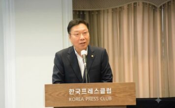 정연욱 공동 조직위원장이 한국프레스센터 내셔널프레스클럽에서 2026 부산 세계도서관정보대회 개최 목적과 혁신 사례 공유에 대해 발언하고 있다.