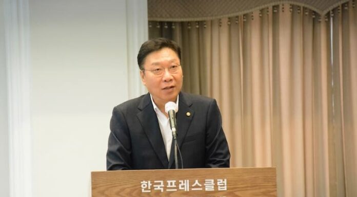 정연욱 공동 조직위원장이 한국프레스센터 내셔널프레스클럽에서 2026 부산 세계도서관정보대회 개최 목적과 혁신 사례 공유에 대해 발언하고 있다.