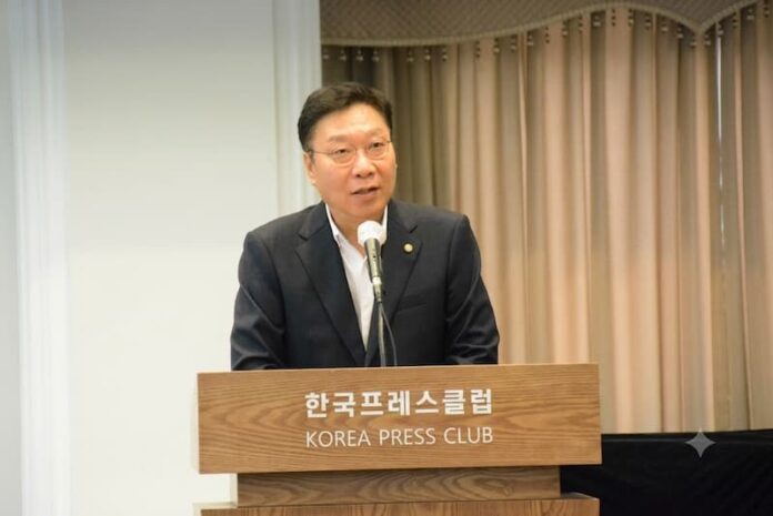 Jung-youn-uk-co-chairman-speech-2026-busan-wlic.jpg 정연욱 공동 조직위원장이 한국프레스센터 내셔널프레스클럽에서 2026 부산 세계도서관정보대회 개최 목적과 혁신 사례 공유에 대해 발언하고 있다.