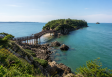 대부해솔길 1코스, 제주 올레길 부럽지 않은 11.5km 서해 해안 트레킹 대부해솔길 개미허리 아치교와 구봉도 바다, 바위 해안과 작은 섬 풍경