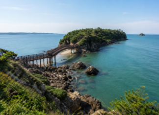 대부해솔길 1코스, 제주 올레길 부럽지 않은 11.5km 서해 해안 트레킹 대부해솔길 개미허리 아치교와 구봉도 바다, 바위 해안과 작은 섬 풍경