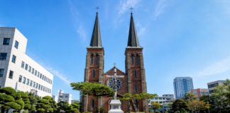 대구 계산성당, 7월 더위 피해 만나는 1902년 붉은 벽돌 쌍탑 대구 계산성당의 붉은 벽돌 외벽과 두 개의 첨탑