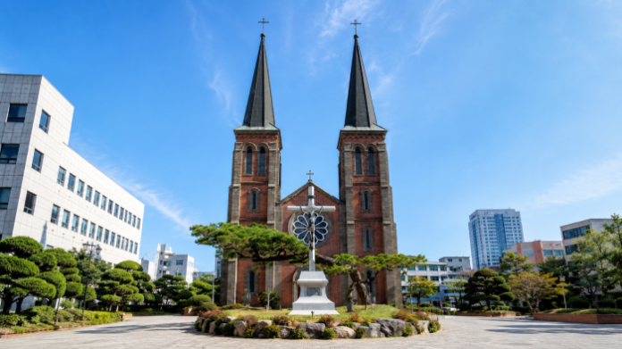 daegu-gyesan-cathedral-summer-main 대구 계산성당의 붉은 벽돌 외벽과 두 개의 첨탑