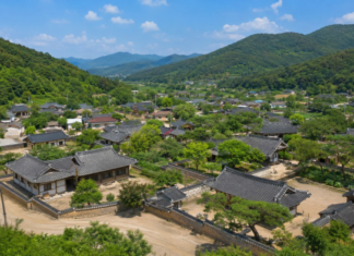 대구 옻골마을, 1616년부터 이어진 400년 한옥마을…부모님과 걷는 돌담길 산자락 아래 한옥과 돌담이 모여 있는 대구 옻골마을 전경