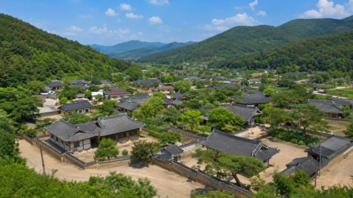 daegu-otgol-hanok-village-aerial-view 산자락 아래 한옥과 돌담이 모여 있는 대구 옻골마을 전경