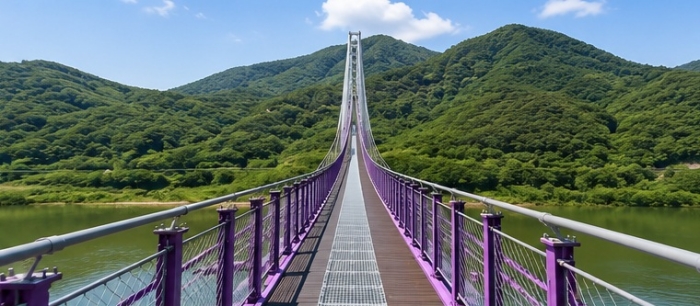 단양 남한강 위로 이어지는 시루섬 기적의 다리 보행교와 주변 산 풍경