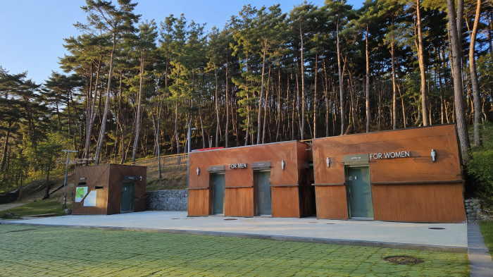 덕적도 자연휴양림 야영장 샤워실과 편의시설