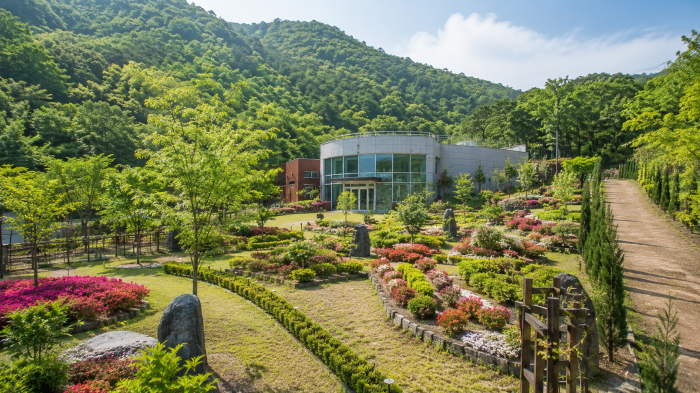 덕적도 자연휴양림 방문자센터 주변 정원과 산책로