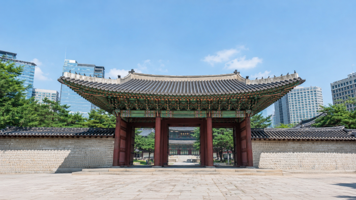 덕수궁 전통 전각과 석조전이 함께 보이는 풍경
