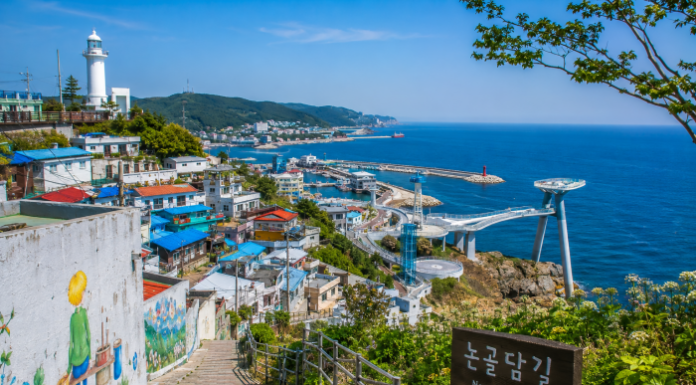 동해 묵호 논골담길 언덕과 묵호등대, 도째비골 스카이밸리, 해랑전망대, 푸른 동해 바다가 어우러진 항구마을 풍경
