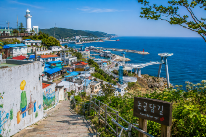 동해 묵호 2박3일 뚜벅이 여행 대표 이미지 동해 묵호 논골담길 언덕과 묵호등대, 도째비골 스카이밸리, 해랑전망대, 푸른 동해 바다가 어우러진 항구마을 풍경