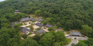 강화 전등사, 381년 창건 전승 품은 삼랑성 천년 숲길 울창한 정족산 숲과 삼랑성 안에 자리한 강화 전등사 전경