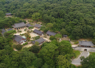 강화 전등사, 381년 창건 전승 품은 삼랑성 천년 숲길 울창한 정족산 숲과 삼랑성 안에 자리한 강화 전등사 전경