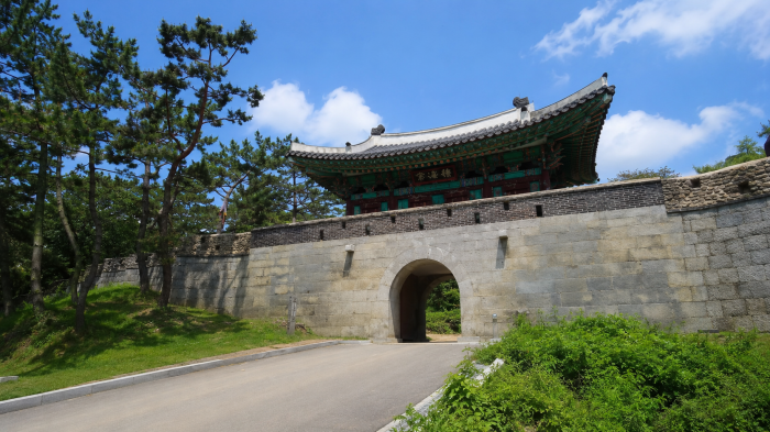 전등사로 들어가는 강화 삼랑성 남문과 석축 성곽