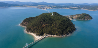 강진 가우도, 출렁다리·짚트랙·모노레일을 한 번에 즐기는 2.5km 섬 트레킹 명소 강진 가우도와 강진만, 바다 위 다리와 청자타워 전경