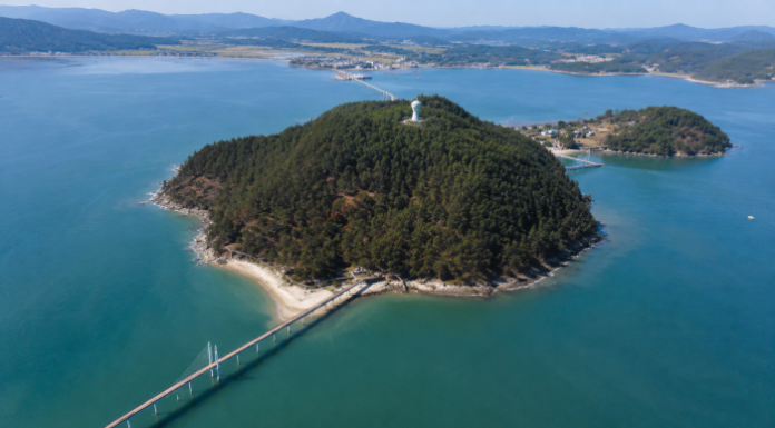 강진 가우도, 출렁다리·짚트랙·모노레일을 한 번에 즐기는 2.5km 섬 트레킹 명소 강진 가우도와 강진만, 바다 위 다리와 청자타워 전경
