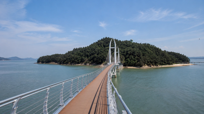 가우도 출렁다리에서 바라본 섬과 강진만 바다 풍경