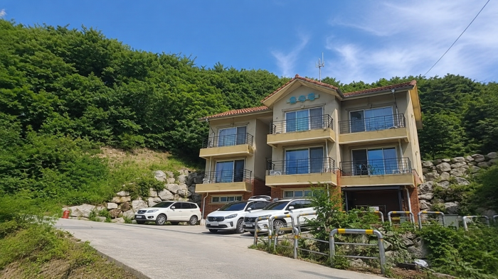괘방산 숲 아래 자리한 강릉 임해자연휴양림 구름동 객실 건물