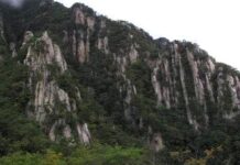 가평 운악산 병풍바위와 수직 암벽 전경