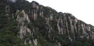 가평 운악산 등산코스, 210m 출렁다리 지나 병풍바위 오르는 해발 937.5m 암릉 산행 가평 운악산 병풍바위와 수직 암벽 전경