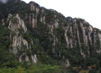 가평 운악산 병풍바위와 수직 암벽 전경