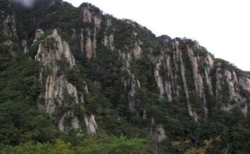 가평 운악산 등산코스, 210m 출렁다리 지나 병풍바위 오르는 해발 937.5m 암릉 산행 가평 운악산 병풍바위와 수직 암벽 전경