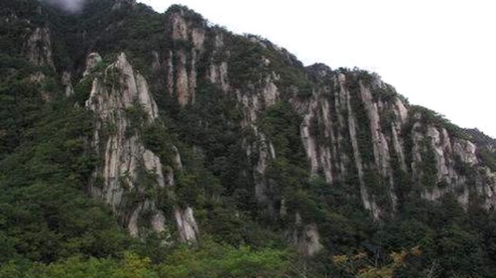 가평 운악산 병풍바위와 수직 암벽 전경