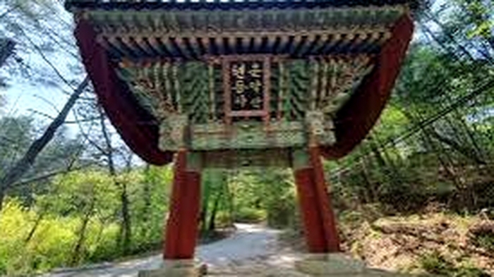 가평 운악산 현등사 일주문과 숲길