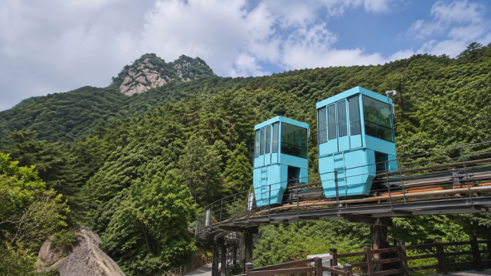 가리산 산림 관측시설로 연결되는 업무용 모노레일 차량
