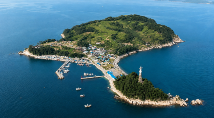 거제 시방항 앞바다에 떠 있는 이수도와 마을·선착장 전경