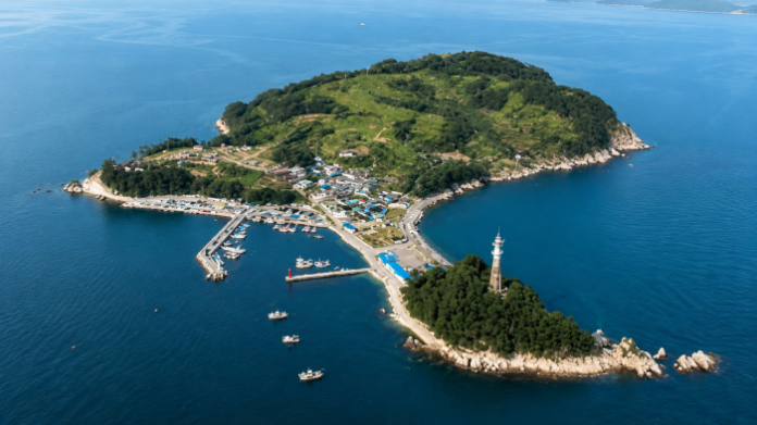 geoje-isudo-island-aerial-view 거제 시방항 앞바다에 떠 있는 이수도와 마을·선착장 전경