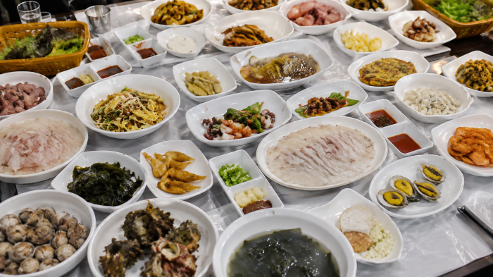 활어회와 해산물 반찬이 가득 차려진 거제 이수도 1박 3식 민박 밥상