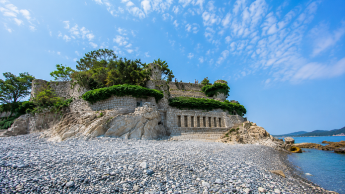 geoje-maemiseong-coastal-fortress 거제 매미성 돌성벽과 몽돌 해변, 푸른 바다 전경