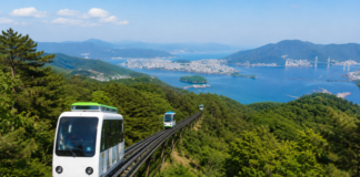 거제관광모노레일, 해발 500m 계룡산까지 등산 없이 오른다…왕복 3.6㎞ 국내 최장 노선 계룡산 숲길을 따라 거제 바다 전망을 향해 오르는 거제관광모노레일