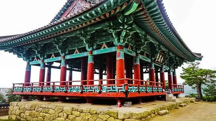 경주 금장대 전통 누각의 단청과 돌기단