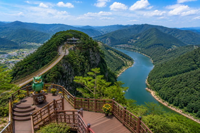 월영산 출렁다리에서 바라본 부엉산 전망과 금강