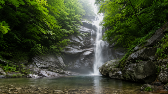 geumwonsan-yuancheong-waterfall-summer 울창한 여름 숲과 검은 암벽 사이로 쏟아지는 거창 유안청폭포