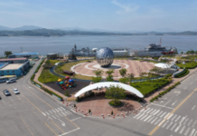 김포함상공원 무료 개방 운봉함 외부와 대명항을 함께 걷는 수도권 바다 여행 김포함상공원과 대명항 바다를 내려다본 항공 전경