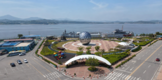 김포함상공원 무료 개방 운봉함 외부와 대명항을 함께 걷는 수도권 바다 여행 김포함상공원과 대명항 바다를 내려다본 항공 전경